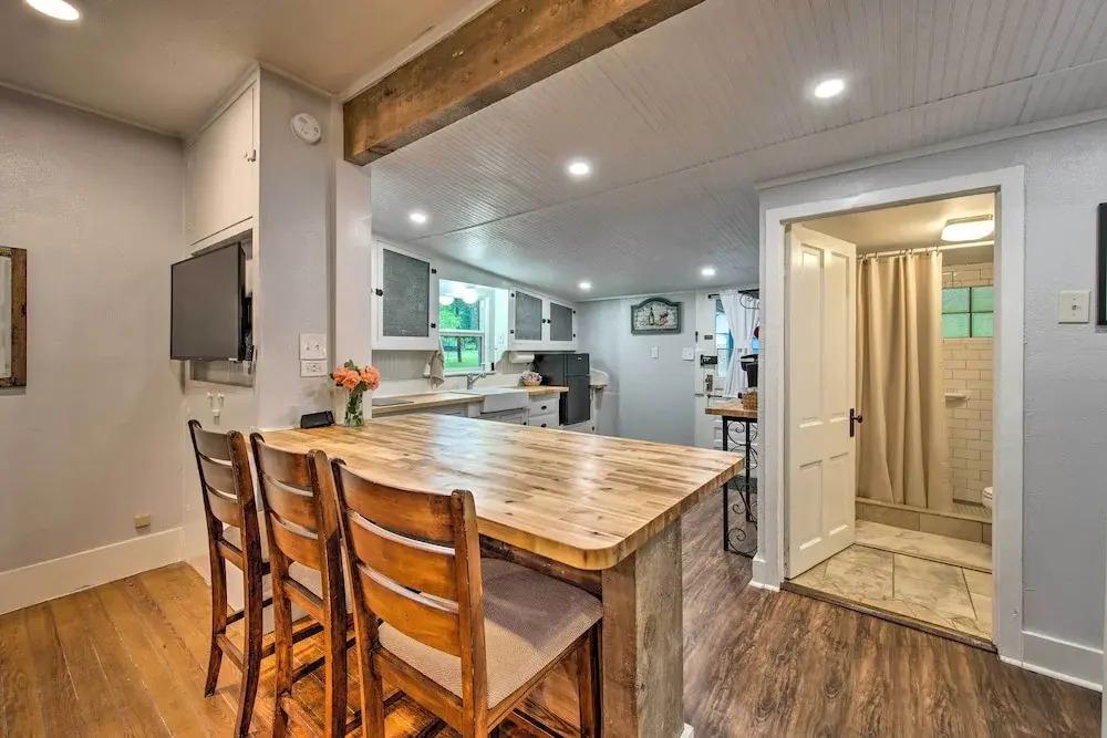 фото Betty B's River House < 1 Mi to Blanco State Park!