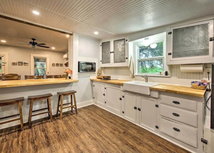 Betty B's River House < 1 Mi to Blanco State Park!