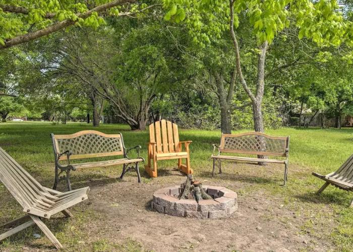 Betty B's River House < 1 Mi to Blanco State Park!