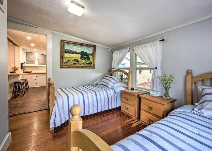 Betty B's River House < 1 Mi to Blanco State Park!