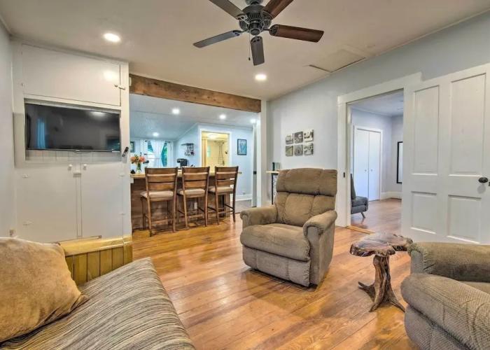 Betty B's River House < 1 Mi to Blanco State Park!