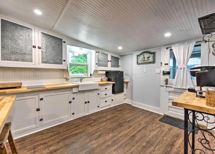 Betty B's River House < 1 Mi to Blanco State Park!