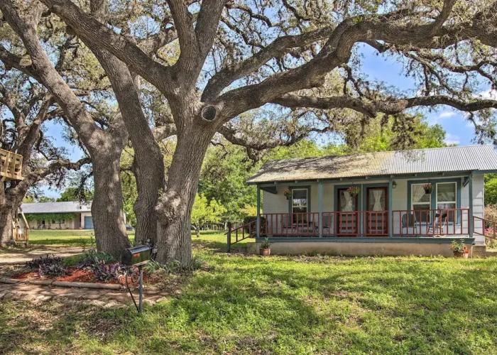 Betty B's River House < 1 Mi to Blanco State Park!