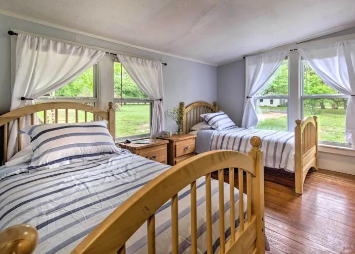 Betty B's River House < 1 Mi to Blanco State Park!