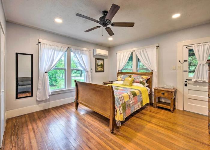 Betty B's River House < 1 Mi to Blanco State Park!