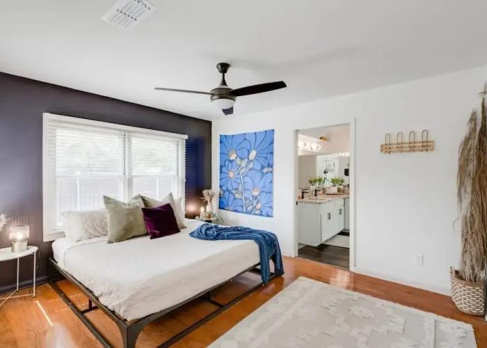 5 2 two Kings hot tub Firepit 16min to Wine Trail Nearby Pickleball Courts Pool