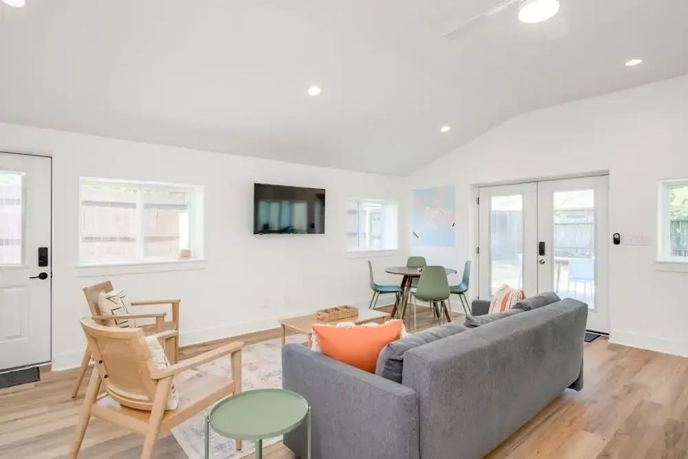 фото Modern 3 2 two Kings hot tub Fire pit 16min to Wine Trail Nearby Pickleball Courts Pools