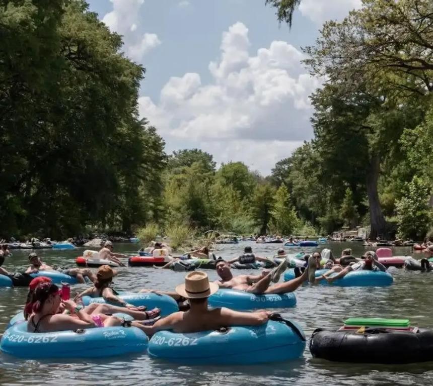 фото Modern 3 2 two Kings hot tub Fire pit 16min to Wine Trail Nearby Pickleball Courts Pools