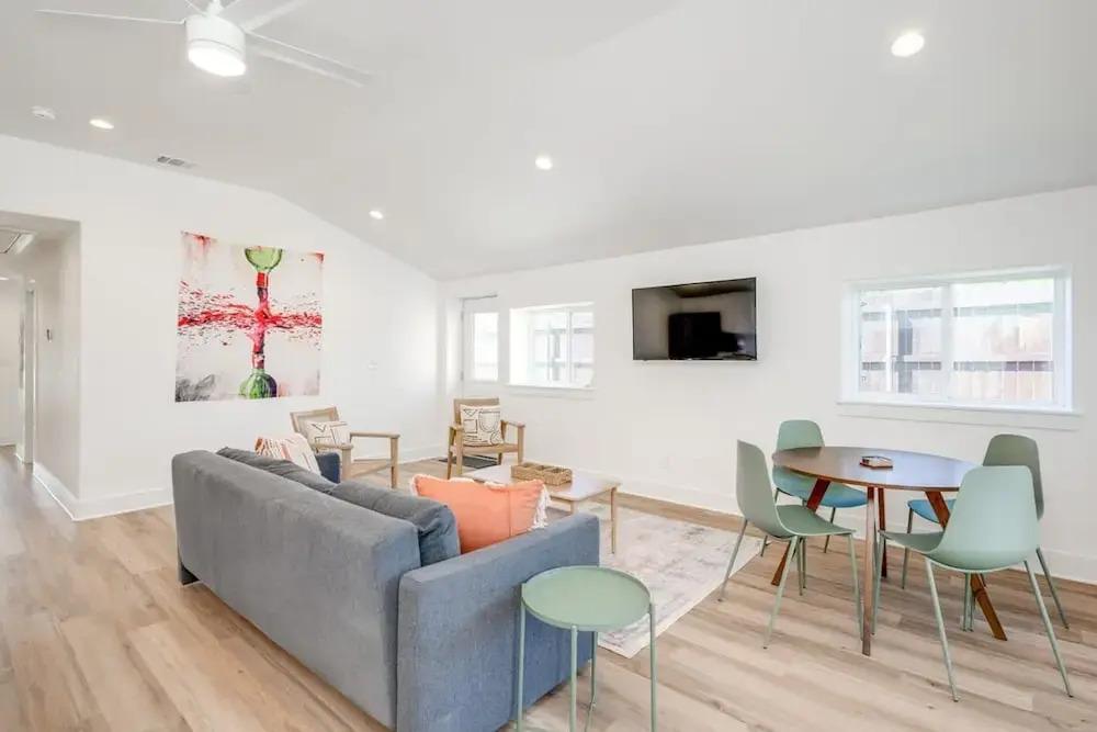 фото Modern 3 2 two Kings hot tub Fire pit 16min to Wine Trail Nearby Pickleball Courts Pools