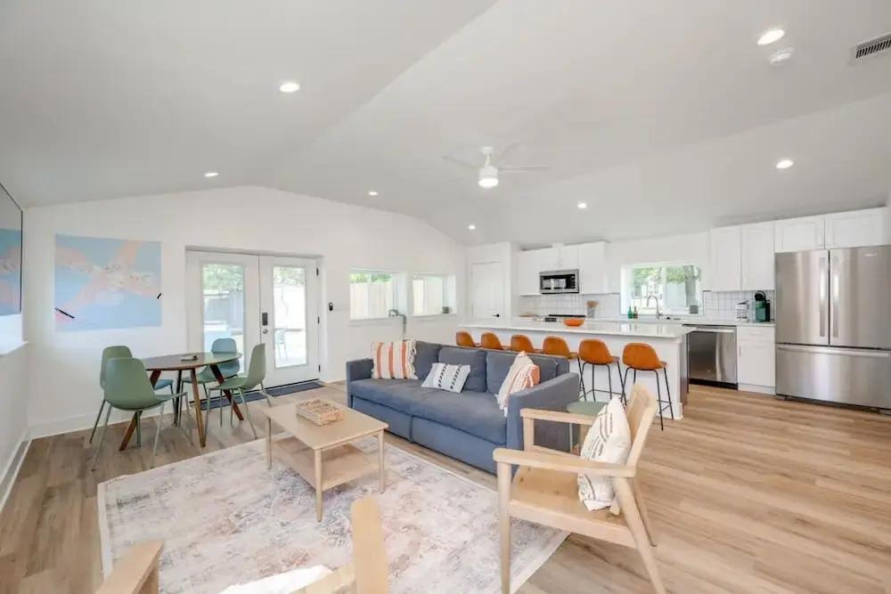 фото Modern 3 2 two Kings hot tub Fire pit 16min to Wine Trail Nearby Pickleball Courts Pools