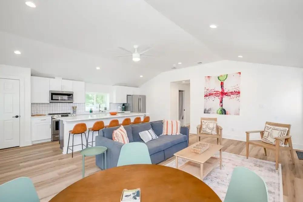 фото Modern 3 2 two Kings hot tub Fire pit 16min to Wine Trail Nearby Pickleball Courts Pools