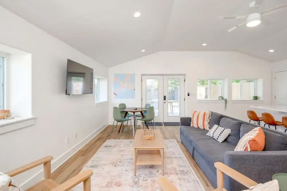 фото Modern 3 2 two Kings hot tub Fire pit 16min to Wine Trail Nearby Pickleball Courts Pools