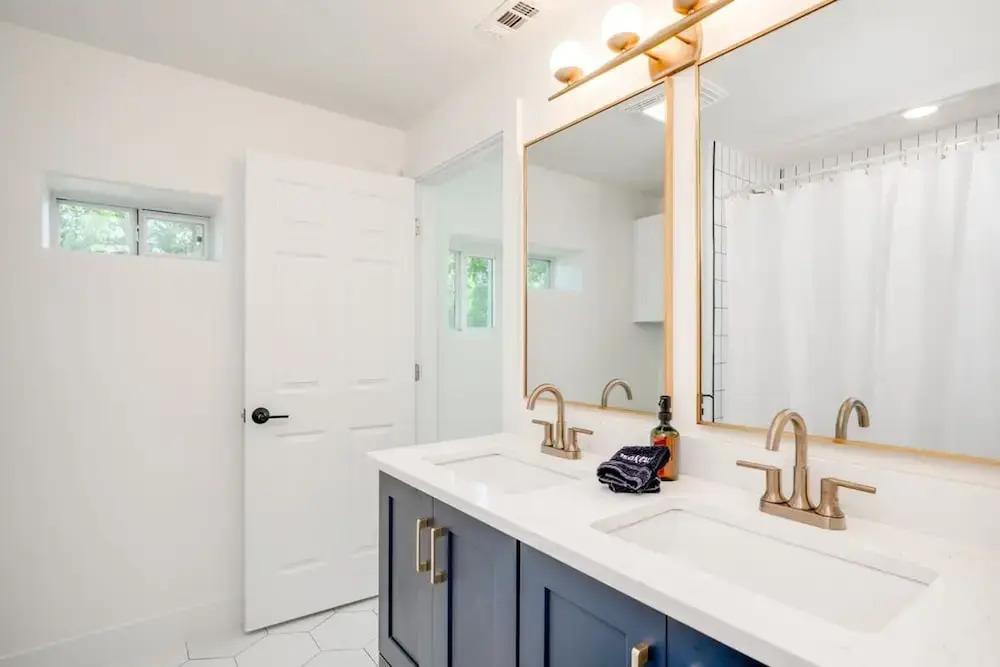 фото Modern 3 2 two Kings hot tub Fire pit 16min to Wine Trail Nearby Pickleball Courts Pools