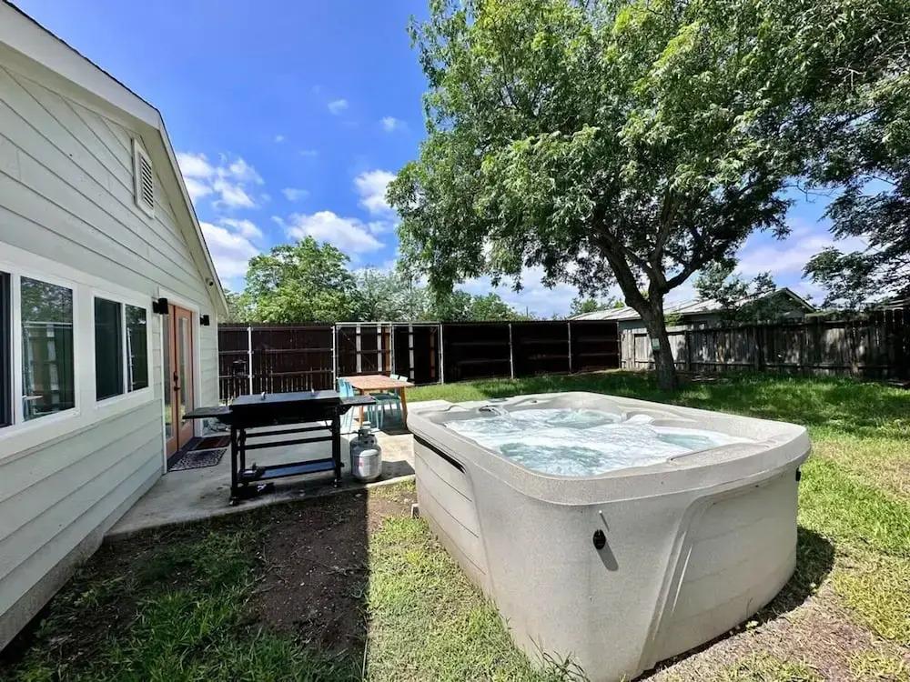 фото Modern 3 2 two Kings hot tub Fire pit 16min to Wine Trail Nearby Pickleball Courts Pools