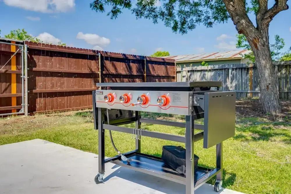 фото Modern 3 2 two Kings hot tub Fire pit 16min to Wine Trail Nearby Pickleball Courts Pools