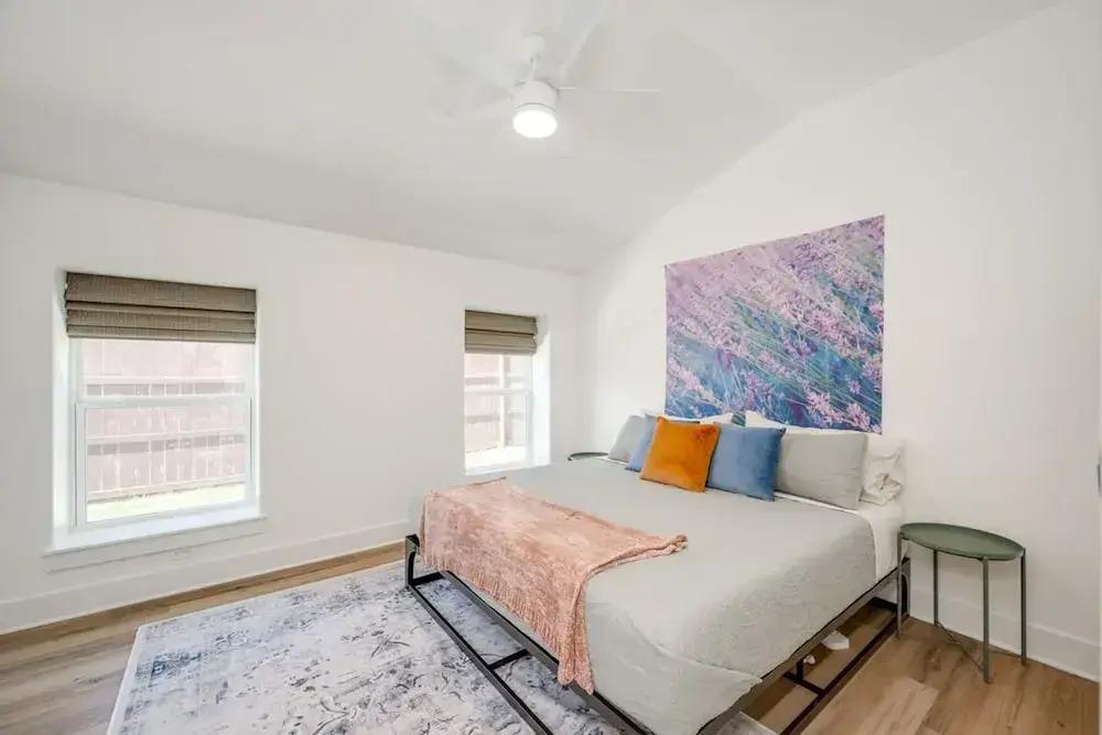 фото Modern 3 2 two Kings hot tub Fire pit 16min to Wine Trail Nearby Pickleball Courts Pools