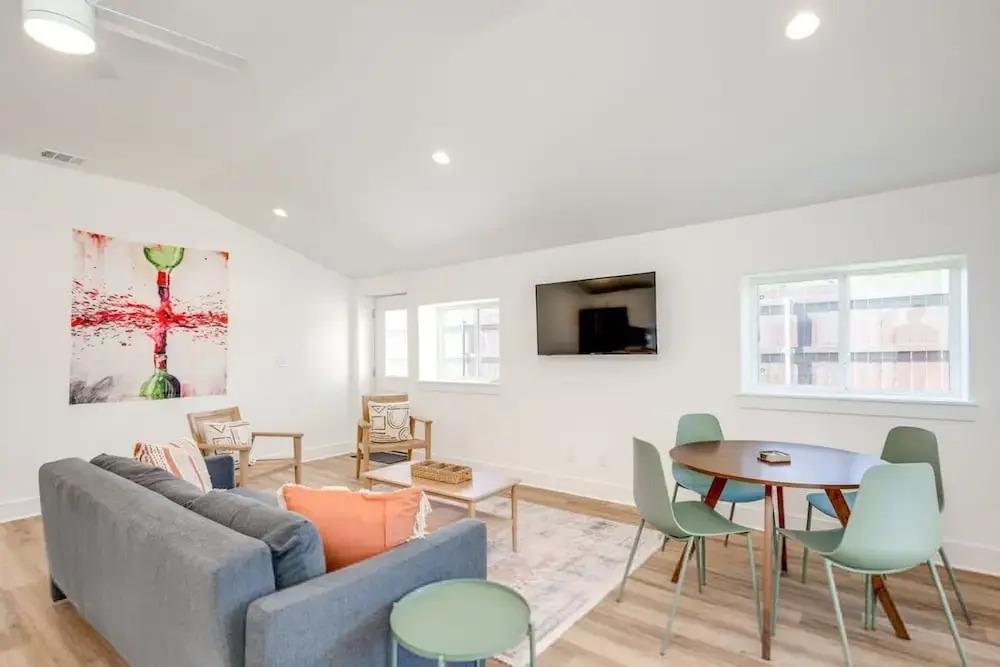 фото Modern 3 2 two Kings hot tub Fire pit 16min to Wine Trail Nearby Pickleball Courts Pools