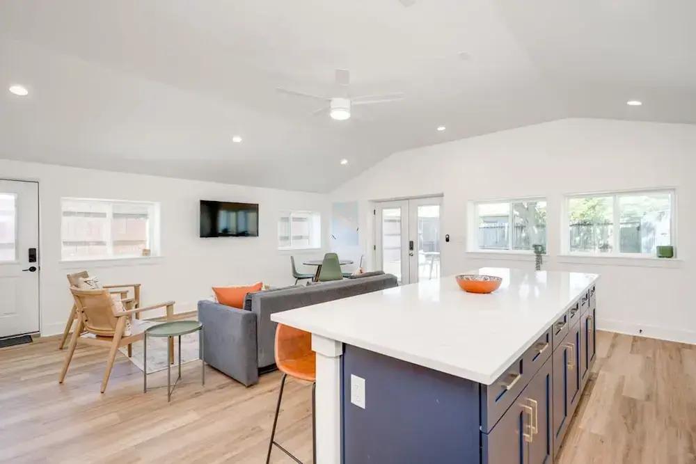 фото Modern 3 2 two Kings hot tub Fire pit 16min to Wine Trail Nearby Pickleball Courts Pools