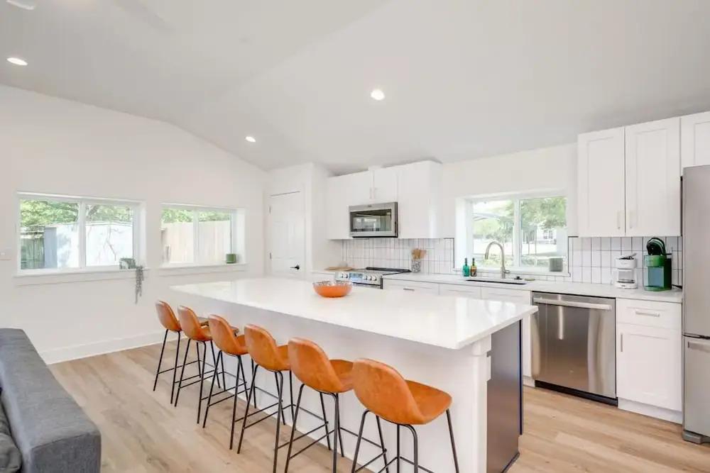 фото Modern 3 2 two Kings hot tub Fire pit 16min to Wine Trail Nearby Pickleball Courts Pools