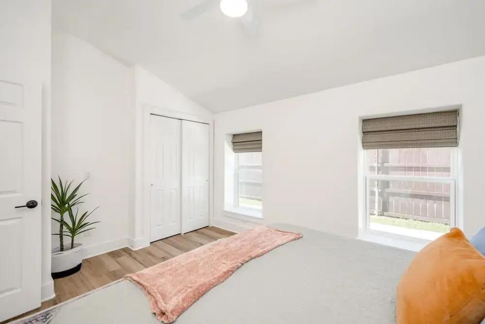 фото Modern 3 2 two Kings hot tub Fire pit 16min to Wine Trail Nearby Pickleball Courts Pools