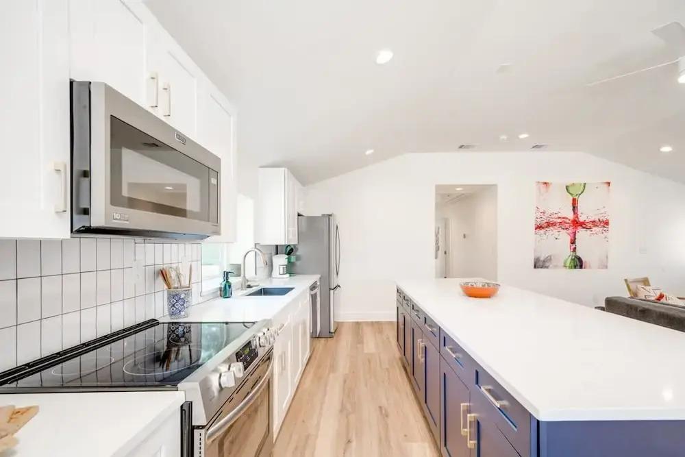 фото Modern 3 2 two Kings hot tub Fire pit 16min to Wine Trail Nearby Pickleball Courts Pools