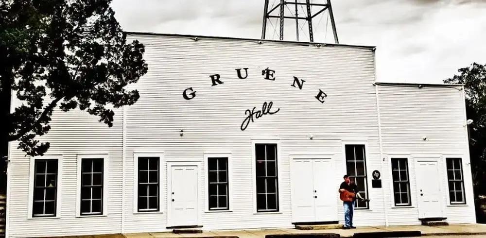 фото Modern 3 2 two Kings hot tub Fire pit 16min to Wine Trail Nearby Pickleball Courts Pools