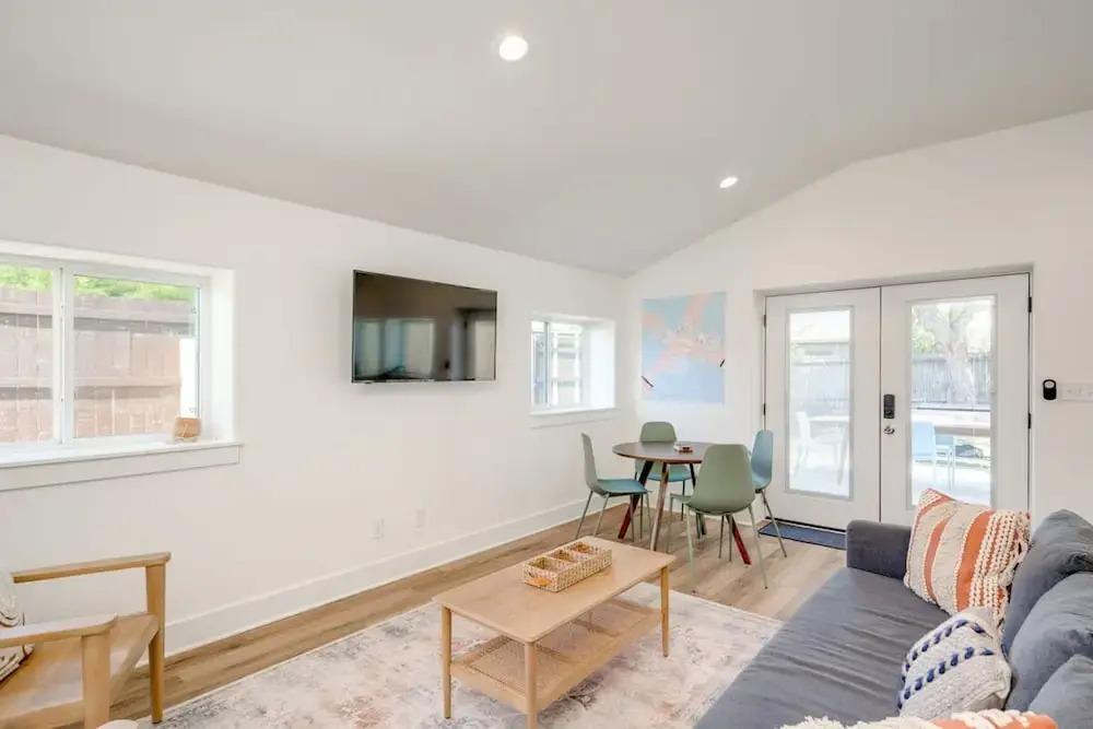 фото Modern 3 2 two Kings hot tub Fire pit 16min to Wine Trail Nearby Pickleball Courts Pools