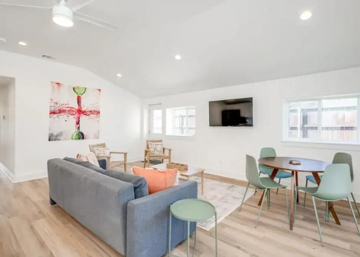 Modern 3 2 two Kings hot tub Fire pit 16min to Wine Trail Nearby Pickleball Courts Pools