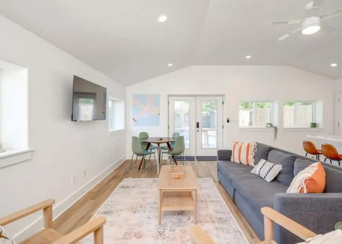 Modern 3 2 two Kings hot tub Fire pit 16min to Wine Trail Nearby Pickleball Courts Pools