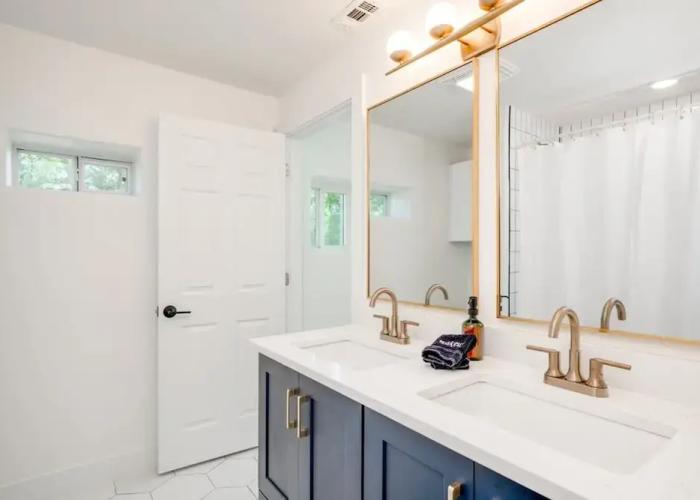 Modern 3 2 two Kings hot tub Fire pit 16min to Wine Trail Nearby Pickleball Courts Pools