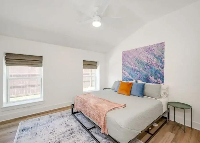 Modern 3 2 two Kings hot tub Fire pit 16min to Wine Trail Nearby Pickleball Courts Pools