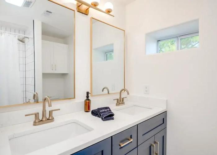 Modern 3 2 two Kings hot tub Fire pit 16min to Wine Trail Nearby Pickleball Courts Pools