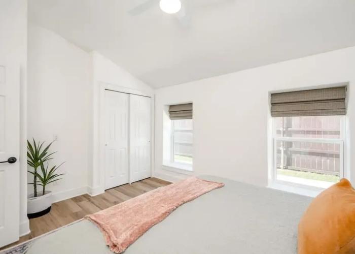 Modern 3 2 two Kings hot tub Fire pit 16min to Wine Trail Nearby Pickleball Courts Pools