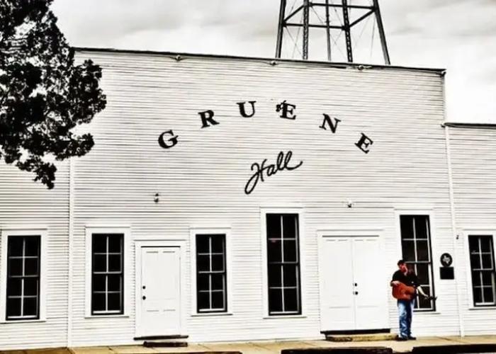 Modern 3 2 two Kings hot tub Fire pit 16min to Wine Trail Nearby Pickleball Courts Pools