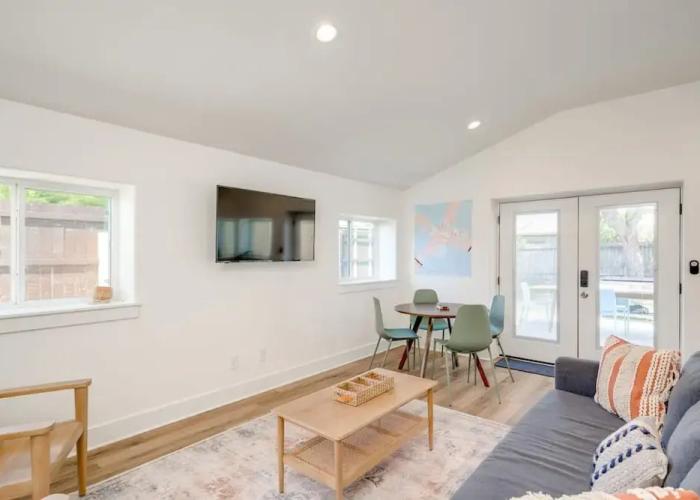 Modern 3 2 two Kings hot tub Fire pit 16min to Wine Trail Nearby Pickleball Courts Pools