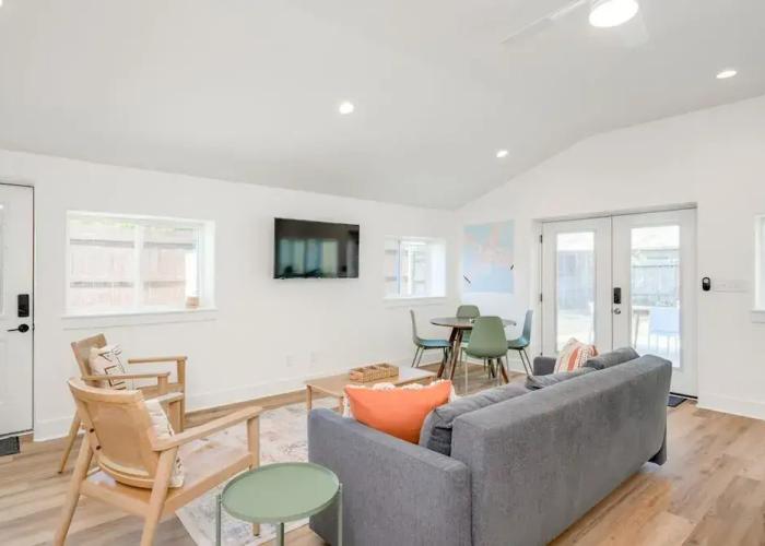 8b 4b Nearby Pool Blanco Wine Trail Town sq