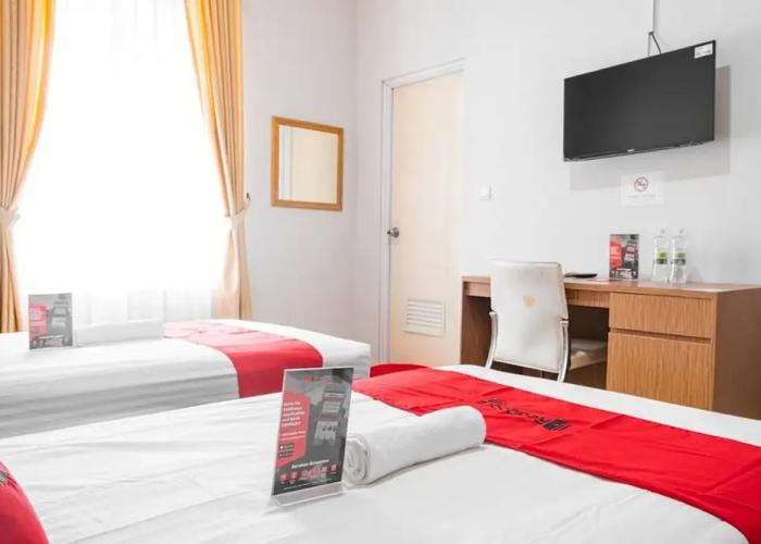 RedDoorz near Siloam Karawaci 3