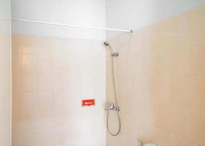 RedDoorz near Siloam Karawaci 3