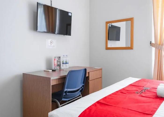 RedDoorz near Siloam Karawaci 3