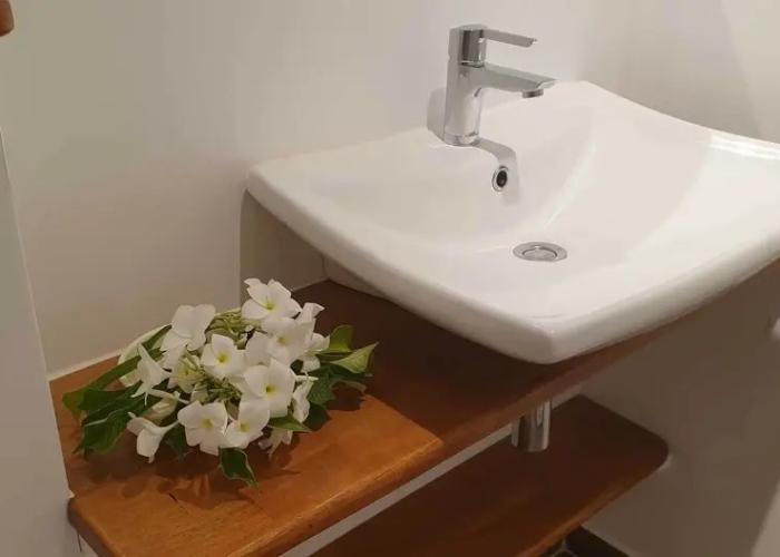 Moana Breeze Eco Lodge