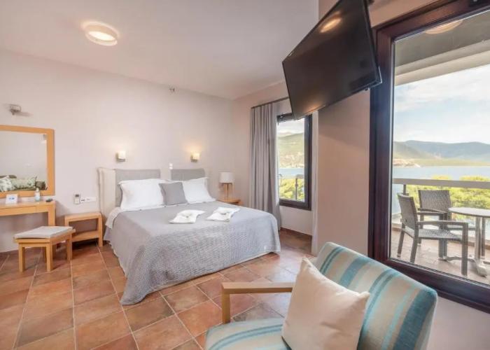 Trizonia Bay Hotel