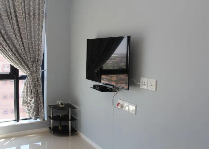Pat Luxurious Studio