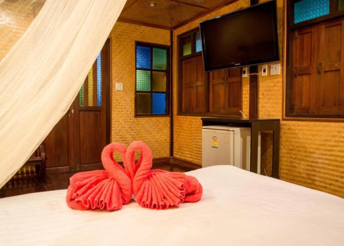 Guesthouse BaanChompooAmphawa