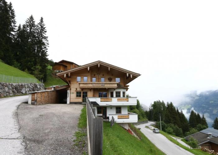 Holiday Flat Schoser, Fugen