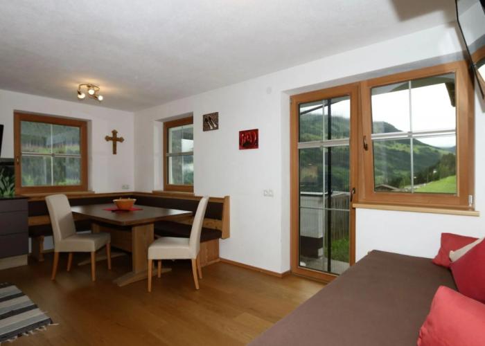 Holiday Flat Schoser, Fugen