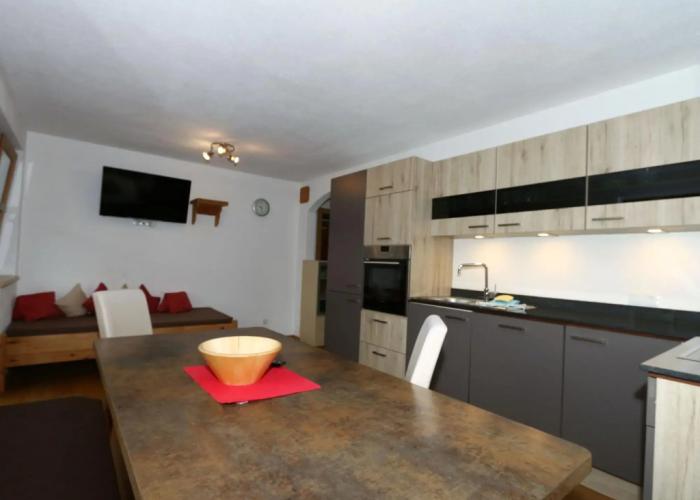 Holiday Flat Schoser, Fugen