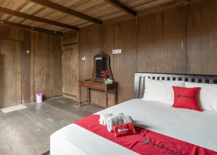 RedDoorz @ Omah Kayu Homestay