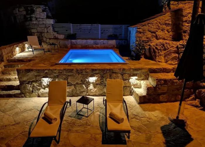 Stone Holiday Home in Brotnice Dalmatia with Outdoor Hot Tub