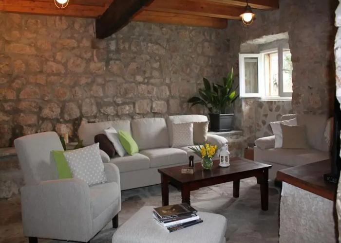 Stone Holiday Home in Brotnice Dalmatia with Outdoor Hot Tub