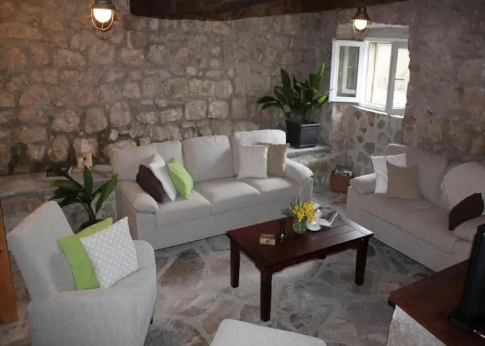 Stone Holiday Home in Brotnice Dalmatia with Outdoor Hot Tub
